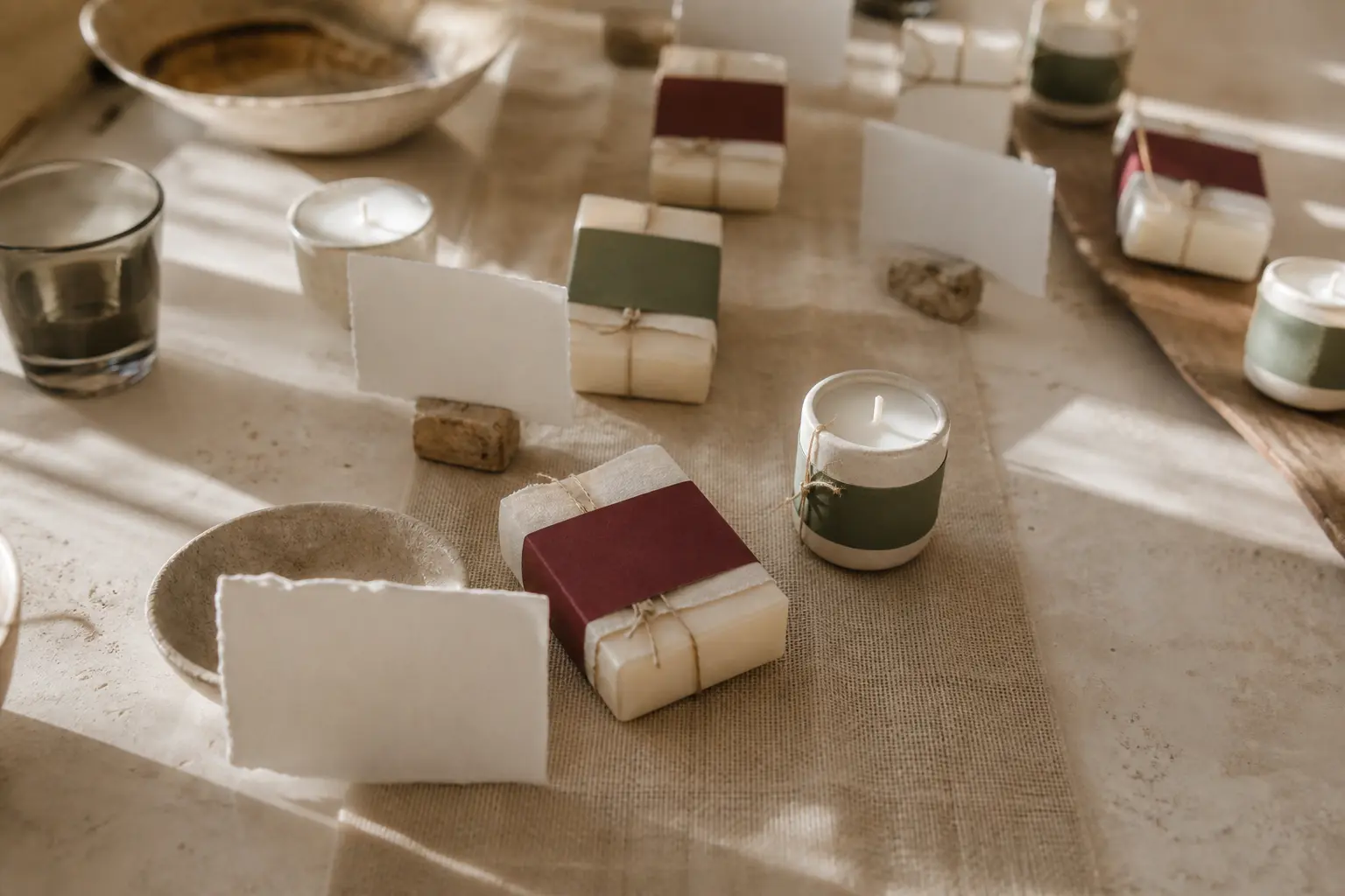 Detalles artesanales dispuestos sobre una mesa de lino