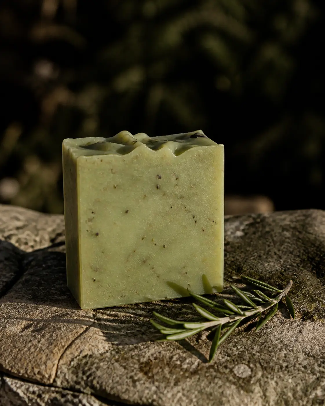 Jabón verde Romero sobre piedra
